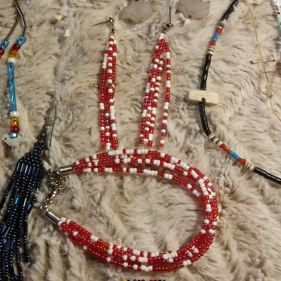 Beautiful Lot of Beaded Jewelry Multi colors - Picture 6 of 16